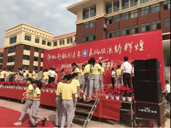 軍訓服蹲下就崩線，這質量也沒誰了