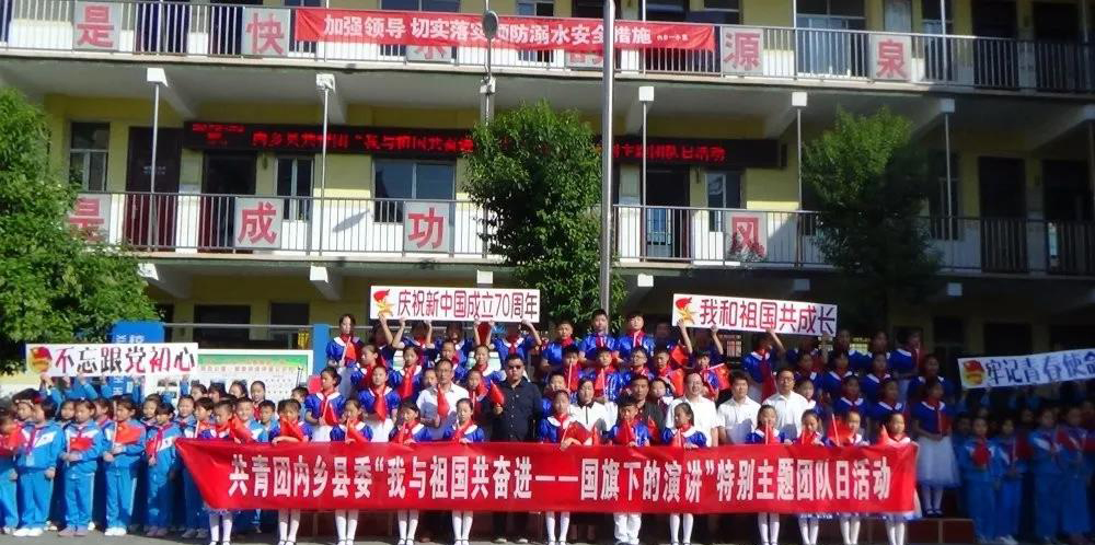 中小學校制服定制加工廠談校服的發(fā)展