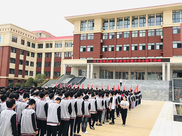 菊潭高中學生穿著定制校服學習溺水安全教育活動